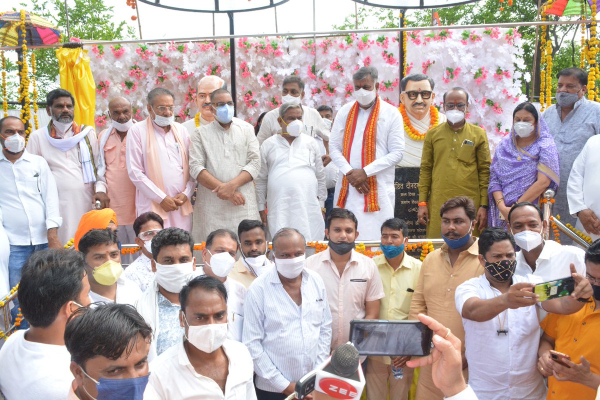नरसिंहपुर मे डॉ श्यामाप्रसाद मुखर्जी जी,प. दीनदयाल उपाध्यायजी की मूर्ति अनावरण कार्यक्रम में मुख्यअतिथि श्री प्रहलाद सिंह जी पटेल केंद्रीय मंत्री मुख्य अतिथि के रूप में सम्मिलित हुए<a href="/BJP4India/">BJP</a> <a href="/BJP4MP/">BJP Madhya Pradesh</a> <a href="/narendramodi/">Narendra Modi</a> <a href="/ChouhanShivraj/">Shivraj Singh Chouhan</a> <a href="/JPNadda/">Jagat Prakash Nadda</a> <a href="/prahladspatel/">Prahlad Singh Patel ( वृक्ष से जल, जल से जीवन)</a> <a href="/vdsharmabjp/">VD Sharma</a> <a href="/blsanthosh/">B L Santhosh</a>