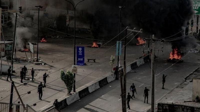 Sahara Reporters (@saharareporters) on Twitter photo Hoodlums Engage In Gunfire With Soldiers, <a href="/PoliceNG/">Nigeria Police Force</a>, Others In Lagos | Sahara Reporters bit.ly/2Uow32w Hoodlums Engage In Gunfire With Soldiers, <a href="/PoliceNG/">Nigeria Police Force</a>, Others In Lagos | Sahara Reporters bit.ly/2Uow32w