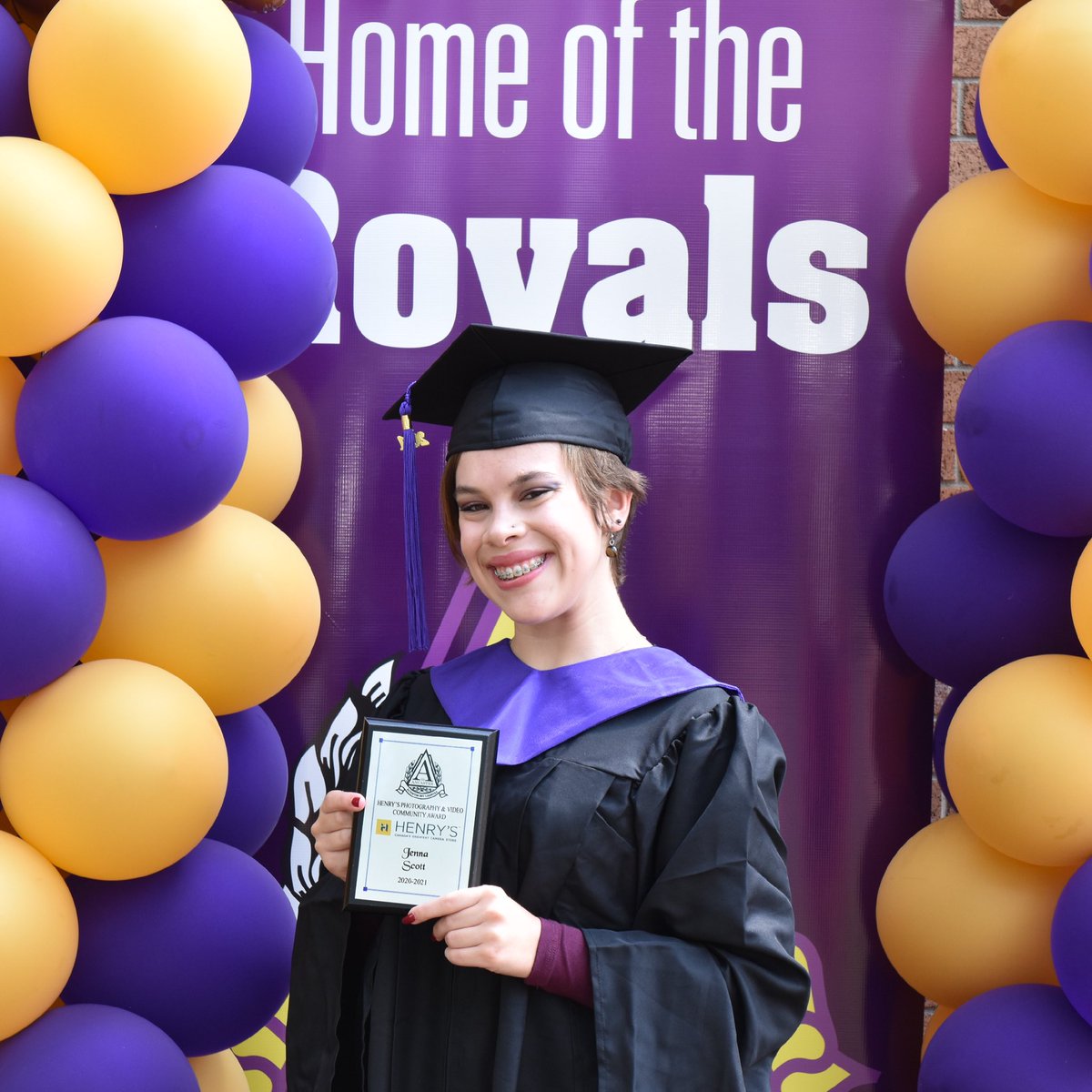 Congrats to grad Jenna Scott, <a href="/HenrysCamera/">Henry's</a> award winner. <a href="/AncasterLLC/">Sarah Bentham</a> #WeAreAllCreators.  Thank you Henry’s for supporting the creative arts!