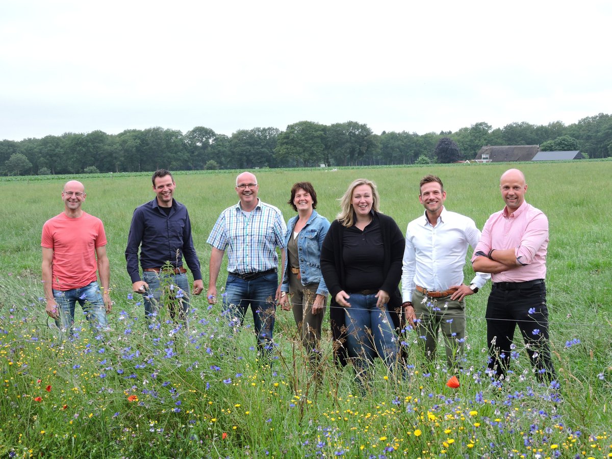 Wij ervaren als boer, dat er druk gelegd wordt op ons boerenbestaan. Deze druk raakt onze bedrijven en is voelbaar in onze gezinnen. Daarom, steun de vertegenwoordigers van de agrarische sector die het eerlijke verhaal vertellen die gebaseerd is op kennis in plaats van emotie.