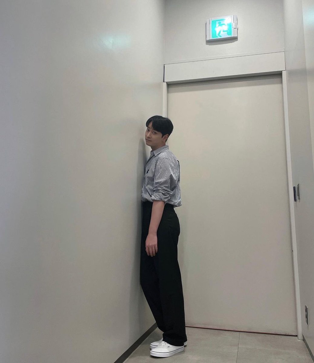 only_oktaec's tweet photo. me thinking walls are so fckng lucky🥲

#2PM  #TAECYEON #CHANSUNG https://t.co/xNaFub31rv
