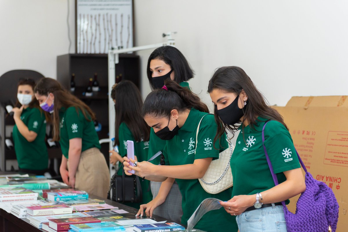 Aqrar İnkişaf Könüllüləri "Üzümçülük-Şərabçılıq İnstitutu"na ekskursiya edib. Könüllülər ekskursiya zamanı karantin qaydalarının tələblərinə əməl ediblər.

#AİK #agrovolunteers