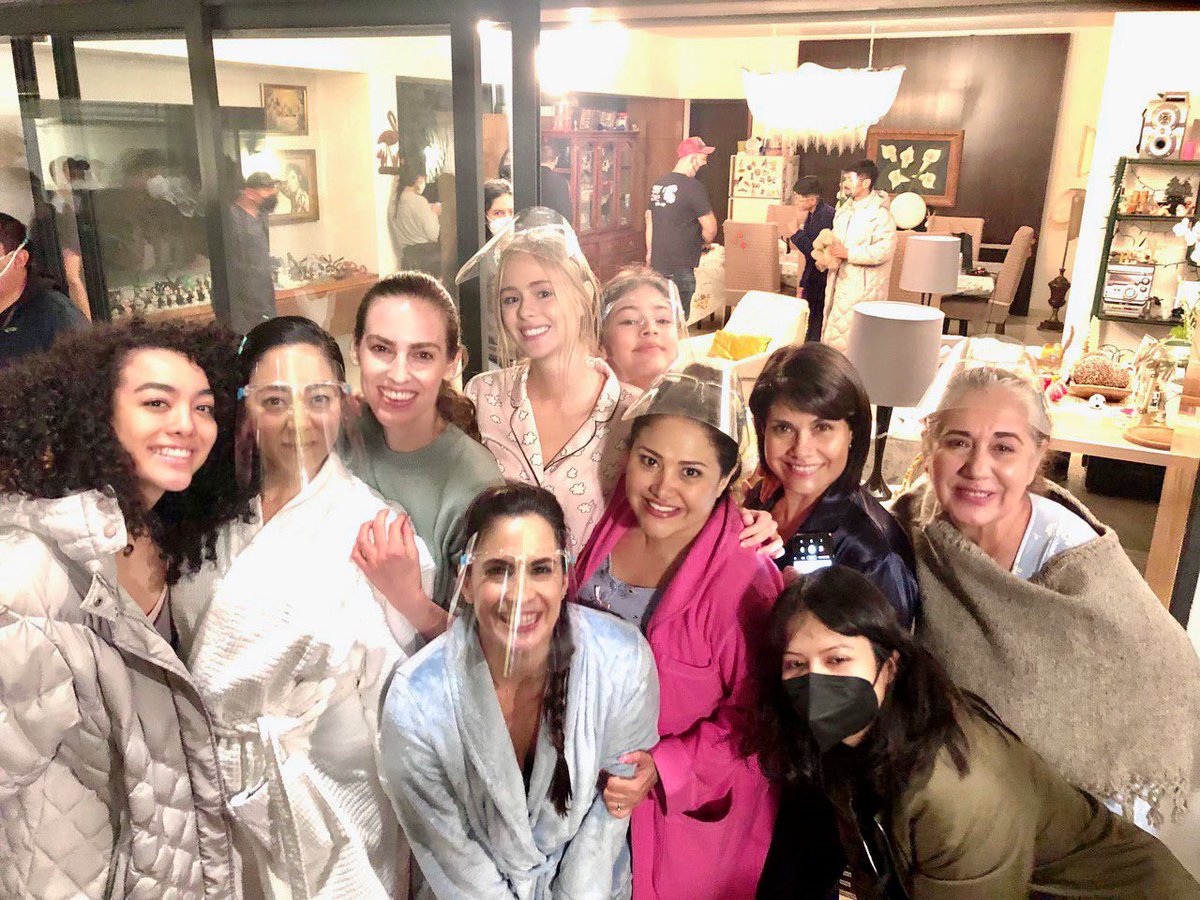 VanessaBauche's tweet photo. 🎬 Durante grabaciones con  mis queridas @ElyferTorres #IsabellaPatron @CeciduSantos @sarahnichols8 @loretoperalta1 @AdriaMorales ✨ dando lo mejor para ustedes en #GuerraDeVecinos , pasarán momentos agradables con esta divertida comedia 
En @netflixlat mañana 07 de julio https://t.co/xq9QtWMLJZ