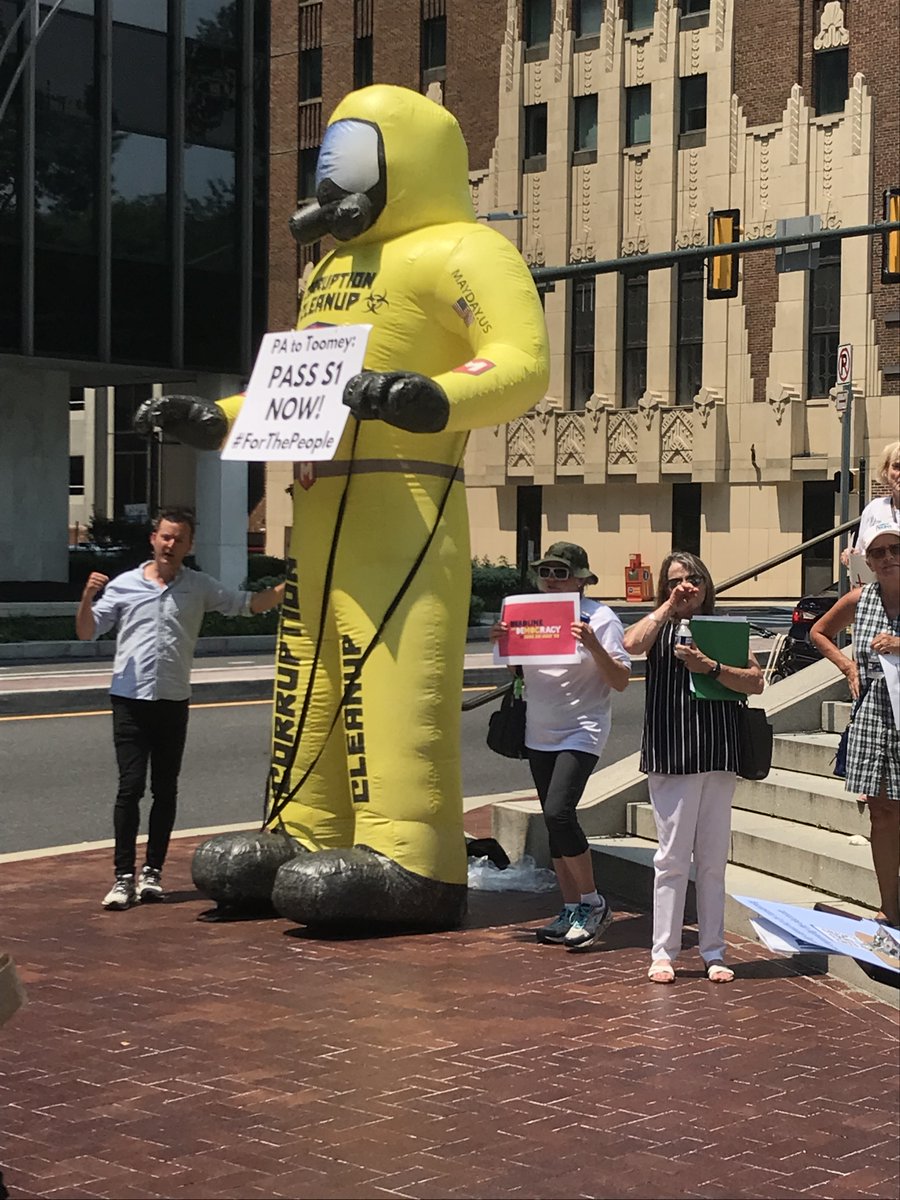 pa_indivisible's tweet photo. Another day, another PA #DeadlineforDemocracy event. This time in Harrisburg with @indivisiblteam @TuesToomeyHBG @NewPennsylvania  and so many other groups leading the charge on the importance of #TheForthePeopleAct  @IndivisibleTeam https://t.co/T5KXAtmLqp