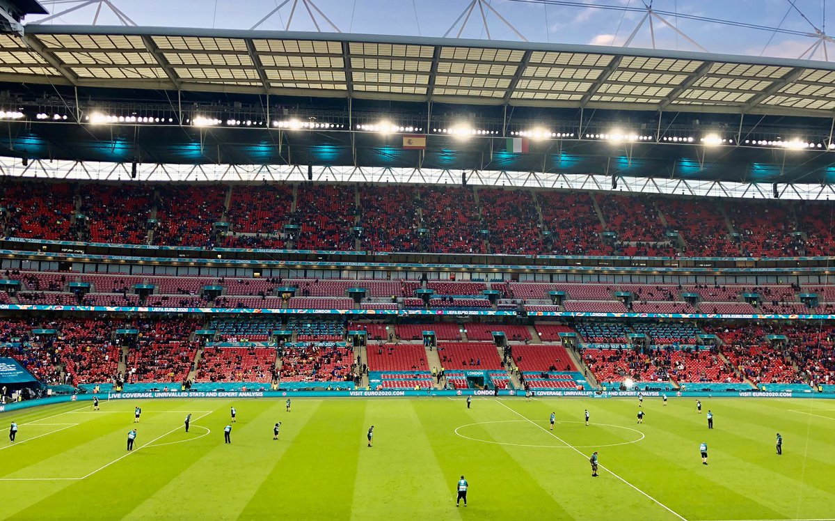 jfperes's tweet image. ⚽️ Impressionnante armée de jardiniers à la mi-temps de #ITAESP à @wembleystadium Malgré le mauvais temps, il faut que la pelouse tienne… encore 2 matchs et demi en 5 jours à peine @EURO2020