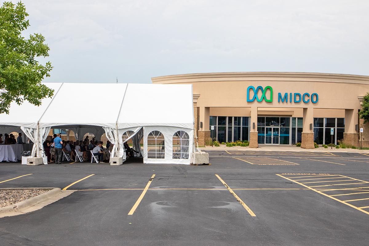 Midcontinent's tweet photo. We’re celebrating Fiber Forward, our initiative to bring 10G speeds to the region! 

Thank you to @paultenhaken, @RepDustyJohnson and @lgrhoden for joining us at today’s announcement in Sioux Falls. 

Learn more: https://t.co/SJywHlJeTw 

#FiberForward | #10G https://t.co/ukyTKuiazb