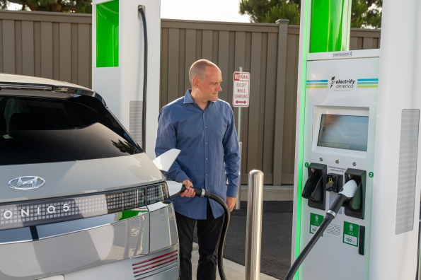 Hyundai's tweet image. Hyundai Motor Group (Hyundai, Kia and Genesis brands) plans to sell 1M EV vehicles/year by 2025, offering 23 EV models across the globe #ProgressforHumanity