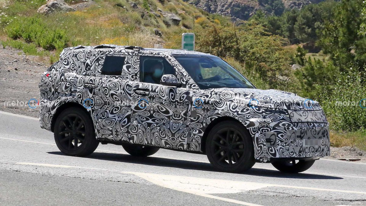 The next generation of the Range Rover Sport has been sighted! 👀

Take a look 👉 bit.ly/2VdQIqz