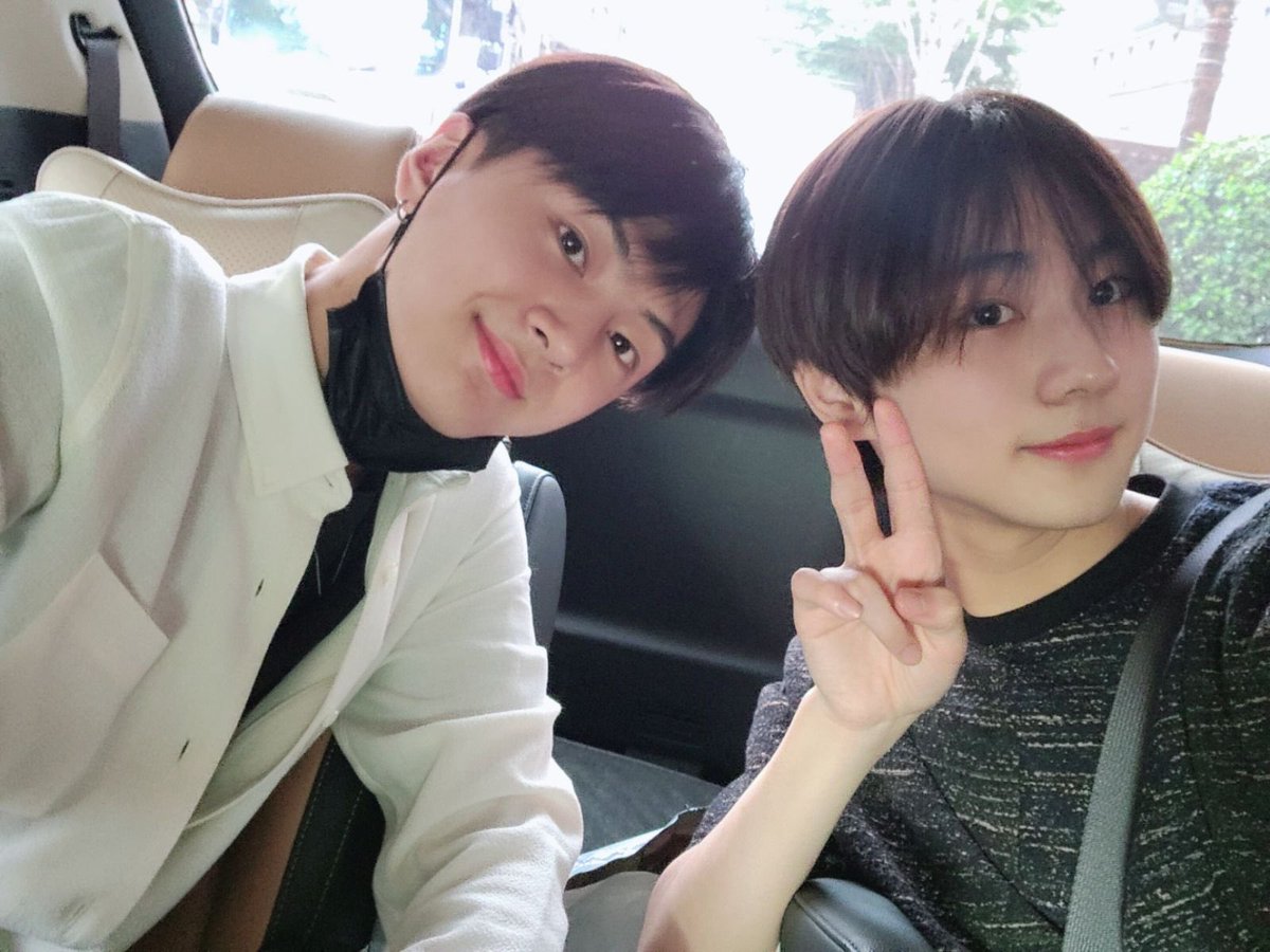 jaywonloops's tweet photo. u guys.. these photos were taken on the same day https://t.co/MIMBI1upC5