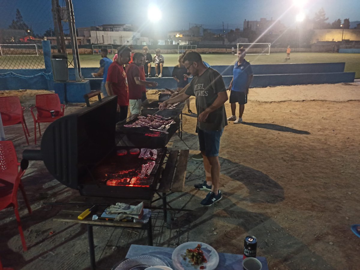 vivasportsescu1's tweet photo. El infantil se va de vacaciones, disfrutando de del España vs Italia, dice adiós a la temporada
#MismaPasion #azul #naranja #infantiles #COVID19 #vivasports #futbol #benjamin #alevin #infantil #cadete #juvenil #palmafutsal #frugol #ibred #bluesea #garcíaehijos #PlusOcean https://t.co/wRk7fTHs11