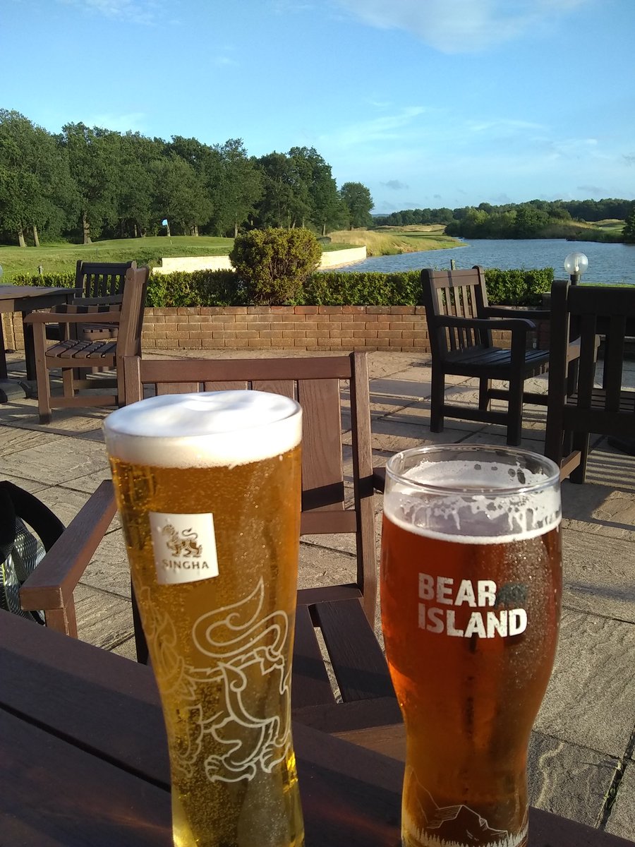 Fabulous round at #PyrfordGC tonight with <a href="/leetosborne/">Lee Osborne</a> Millionaires golf.  He's the one on the left.