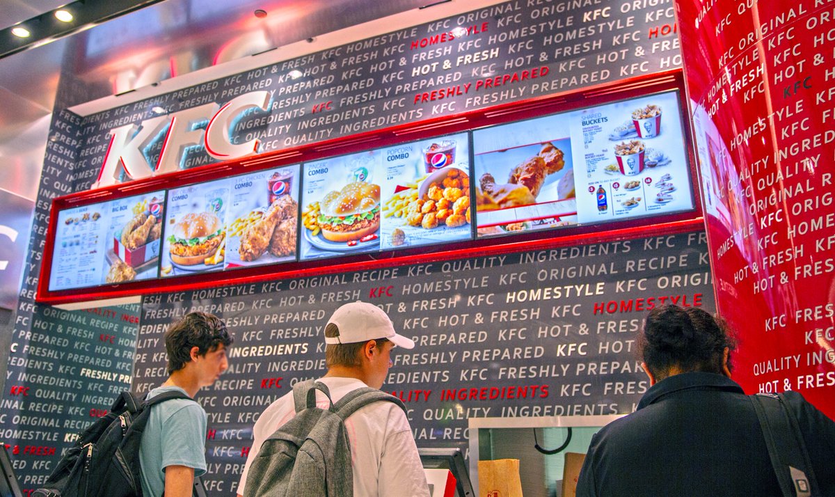Digital menu boards are a great way of highlighting new promotions that you don't want your customers to miss, especially when it's #NationalFriedChickenDay!😋