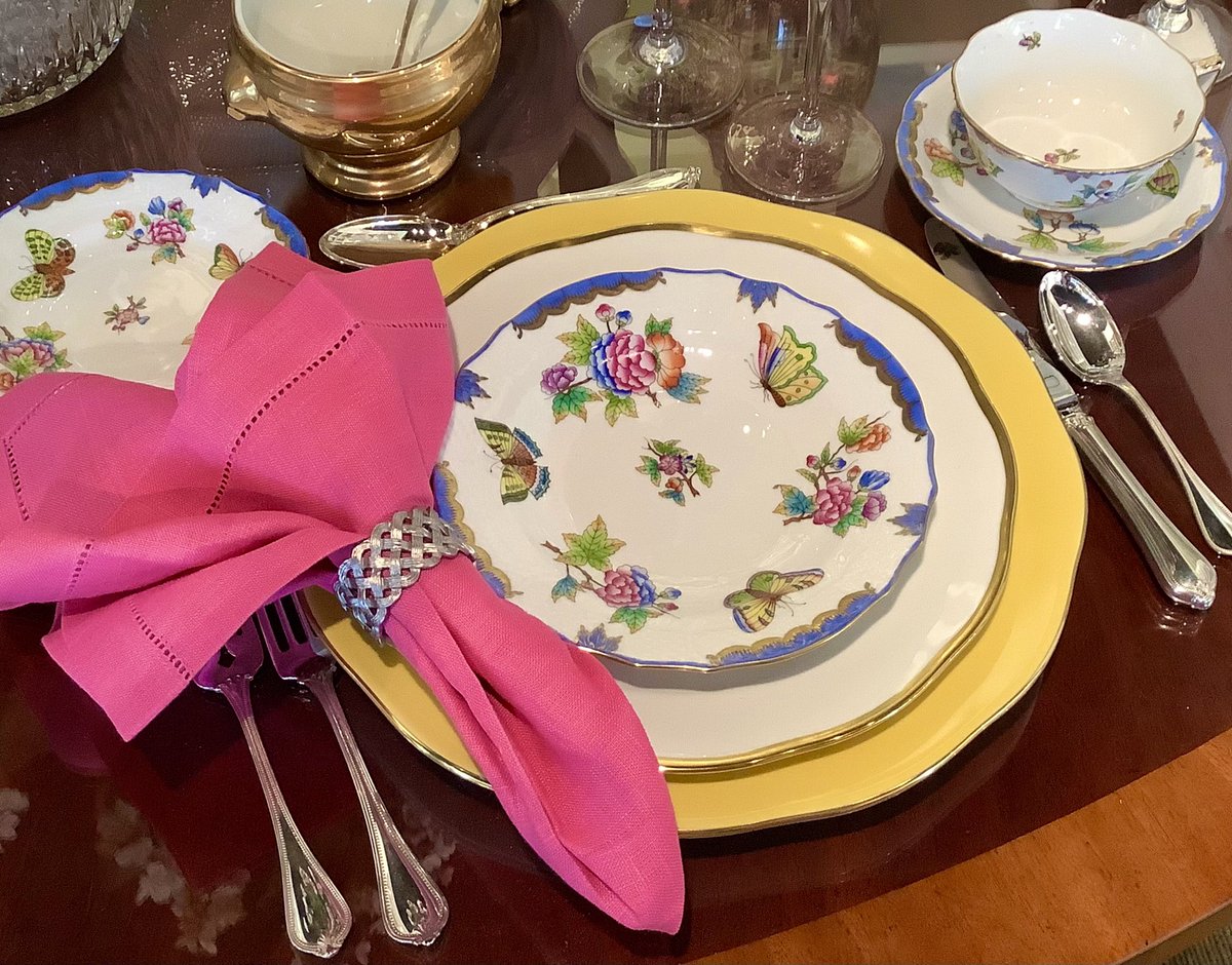 LVHarkness's tweet photo. Pure summer on your table with @HerendOfficial.
#lvharkness #downtownlex #home #dining #entertaining #placesetting #table #tabletop #tabletoptuesday #herend #towle #theresienthal #lobjet #sferra https://t.co/ckkoPhTUcQ