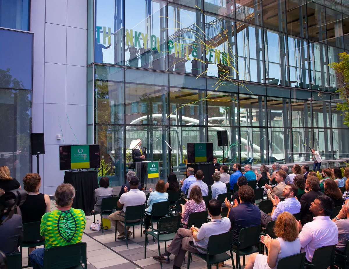 UO_Senate's tweet photo. UO receives second $500 million gift for Phil and Penny Knight Campus for science...can you spot Pres Gildea??
https://t.co/XiKju6txZ6 https://t.co/gmAU5h7XDY