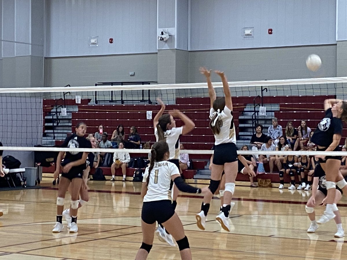 CullmanCats's tweet photo. @cullman_vball putting in the work this summer. @kthall54 @coach_mcagle @ahsaaradio @AHSAAUpdates @bearcatnewsCHS #summerplaydates #BearcatNation https://t.co/3nplKAs410