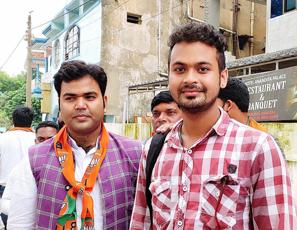 subham_nayek's tweet photo. आज झारखंड प्रदेश के युवा भाजयुमो के प्रदेश अध्यक्ष @kislay_official जी कोल्हान में प्रवास के दौरान घातशिला में बैठक के दौरान मिलने का अवसर प्राप्त हुआ। आपसे यही उम्मीद है कि ऐसे ही हम सभी का मार्गदर्शन करते रहें। 

धन्यवाद @kislay_official 🙏 https://t.co/QmNmNkw2Ei