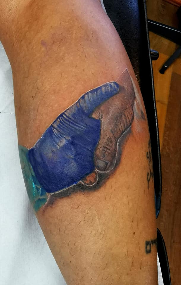 Оваа фотографија е една од првите што избрав да ја објавам откако првпат влегов во Клиниката за инфективни болести. И да, не беше случајно.
Звукот на белите дробови на пациентот се слушаше низ целиот ходникот на клиниката.