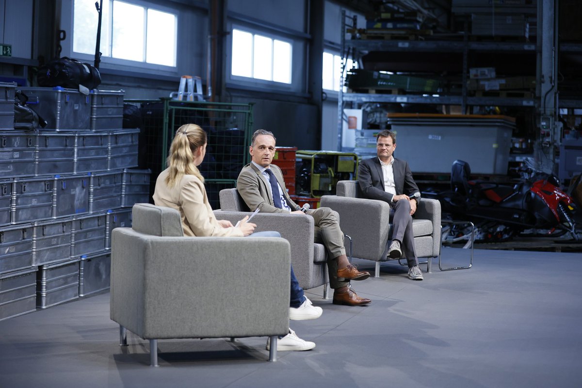 "Die diplomatische Herausforderung ist es, beim Klimawandel Rivalitäten zwischen Staaten hinter uns zu lassen. Wir müssen eine Einheit bilden und wissenschaftliche Erkenntnisse in reale Politik umsetzen, um die Klimakatastrophe zu vermeiden." @HeikoMaas mit Prof. Rex bei <a href="/AWI_de/">AWI Medien</a>