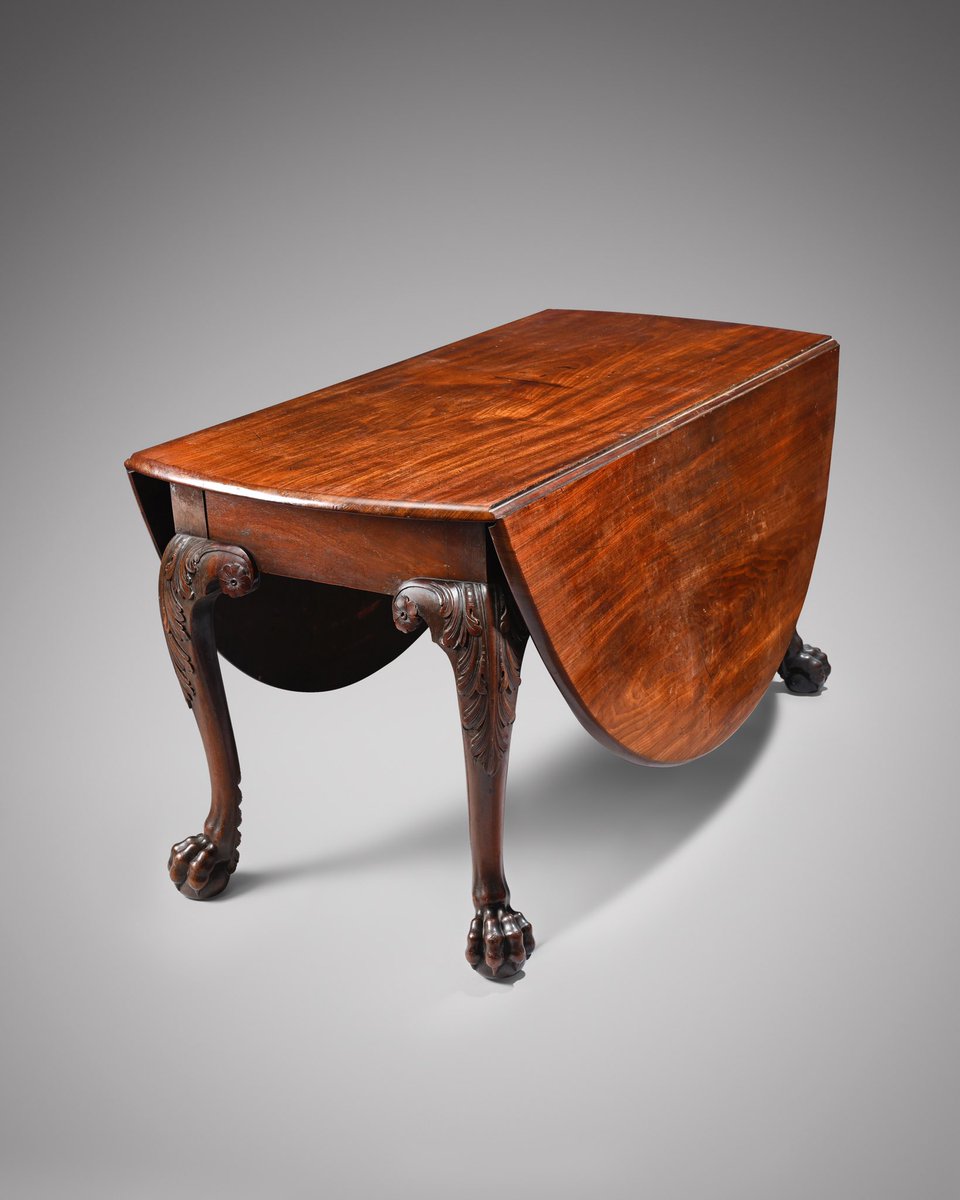 A George II Irish mahogany dining table, circa 1740/50, of exceptional colour and design, proved that the ‘brown furniture’ market is alive and kicking when it sold for a premium inclusive £23,750 today @WoolleyWallis  #antiques #salisbury