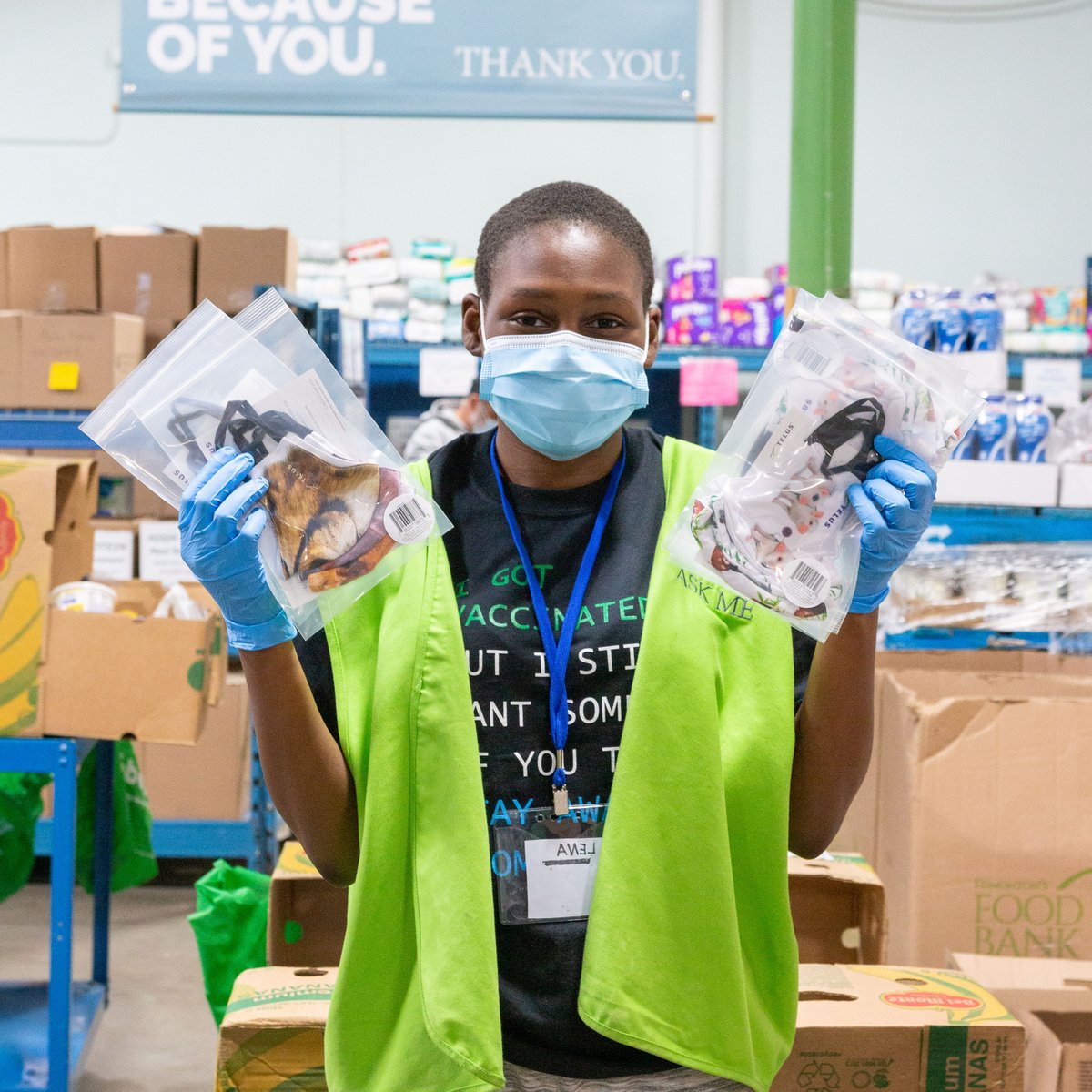 yegfoodbank's tweet photo. Our longtime friends at @TELUS came in with donations: food and masks!
Telus technicians collected a total of 180 kg of food and we received a box of animal masks for kids! They went straight from our hands to an agency partner.
Thank you, Telus!
#TELUS #ActsOfGiving #YEG https://t.co/J0quRFetV2