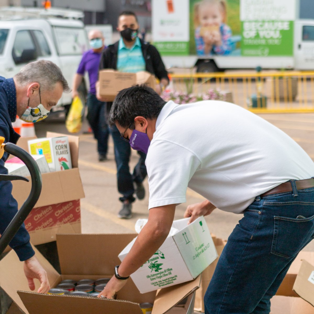 yegfoodbank's tweet photo. Our longtime friends at @TELUS came in with donations: food and masks!
Telus technicians collected a total of 180 kg of food and we received a box of animal masks for kids! They went straight from our hands to an agency partner.
Thank you, Telus!
#TELUS #ActsOfGiving #YEG https://t.co/J0quRFetV2