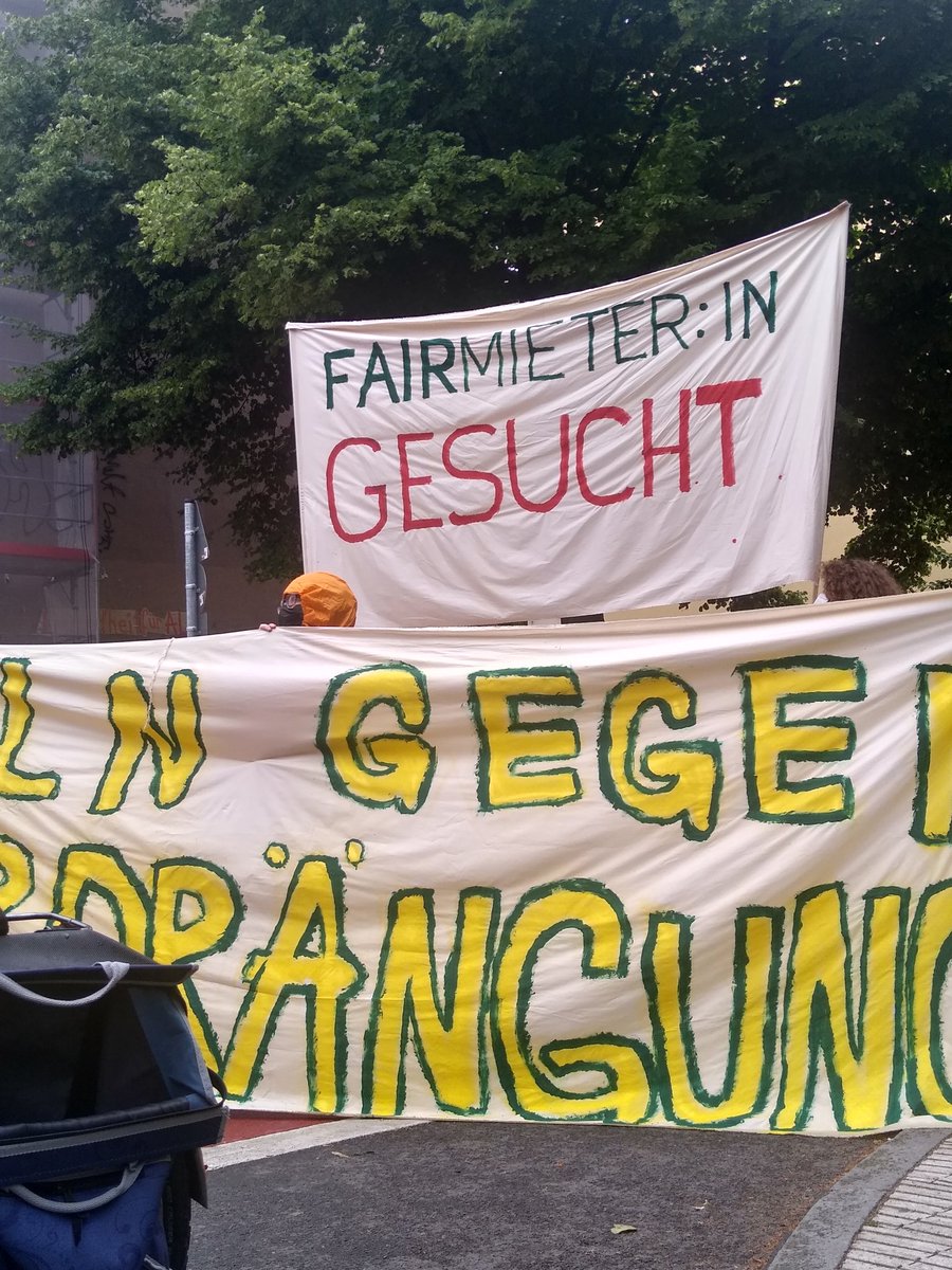 Bilder der Demo gegen #Verdrängung und den #Mietenwahnsinn in #Neukölln. gerade Redebeitrag der <a href="/herflug224/">HerFlug224_49</a>: "was ist das für ein Milieuschutz?!" für unbefristeten #Milieuschutz und bezahlbare Mieten! #Mähren enteignen, Spekulation bekämpfen!
jetzt weiter zu <a href="/FinowEckeWeser/">Finow_Ecke_Weser</a>