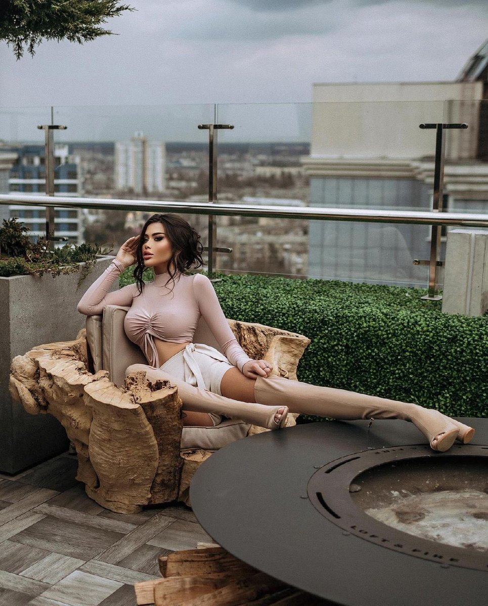 models_meet's tweet photo. This model is a bad representation for what a woman should be. She has so many obvious body transformations that you could barely see herself. We show you just to mention a big No.
IG: miss_valeriakalinina__
#meetthemodels #hotmodel #plasticsurgery #body https://t.co/TIgGsGGSst
