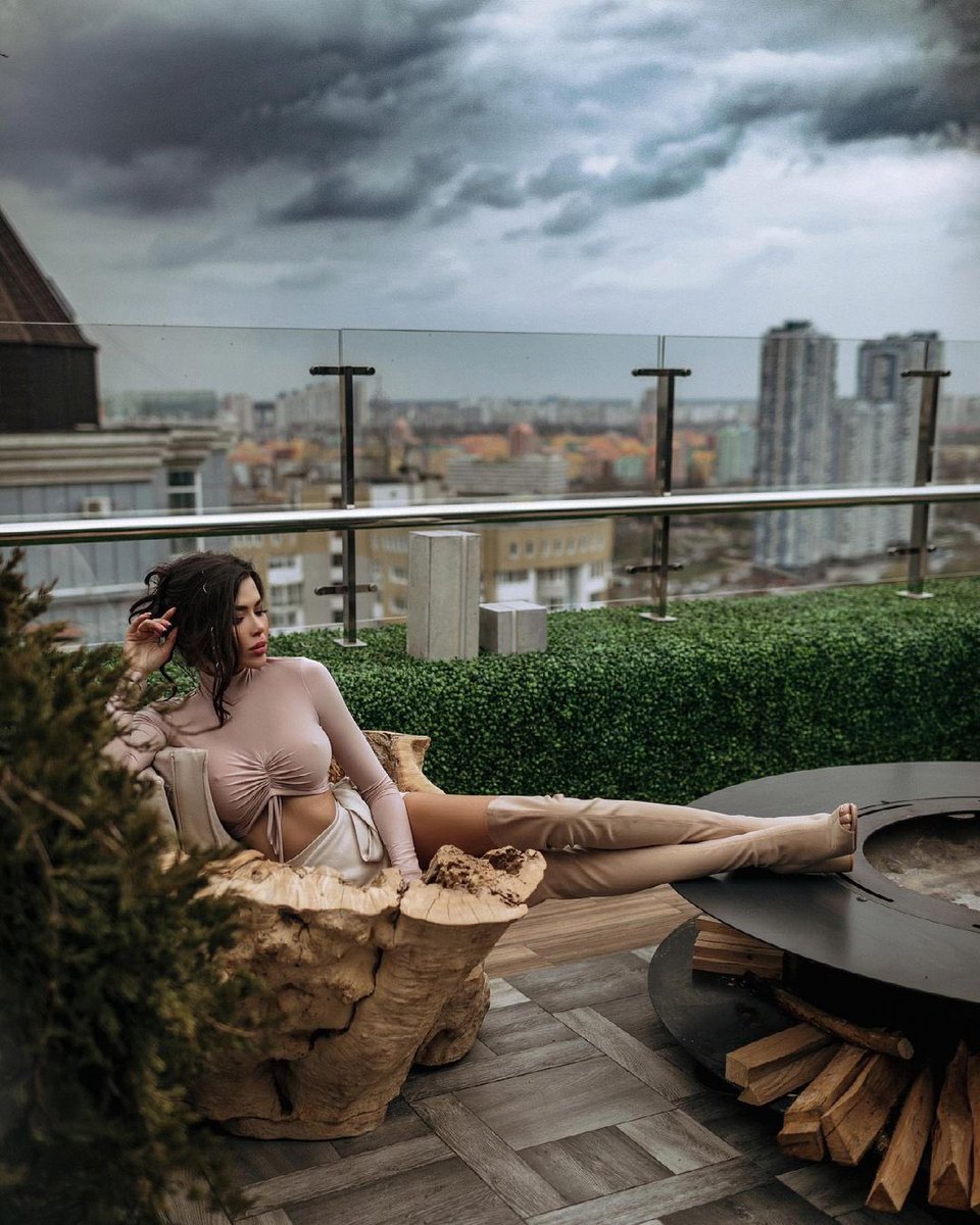 models_meet's tweet photo. This model is a bad representation for what a woman should be. She has so many obvious body transformations that you could barely see herself. We show you just to mention a big No.
IG: miss_valeriakalinina__
#meetthemodels #hotmodel #plasticsurgery #body https://t.co/TIgGsGGSst