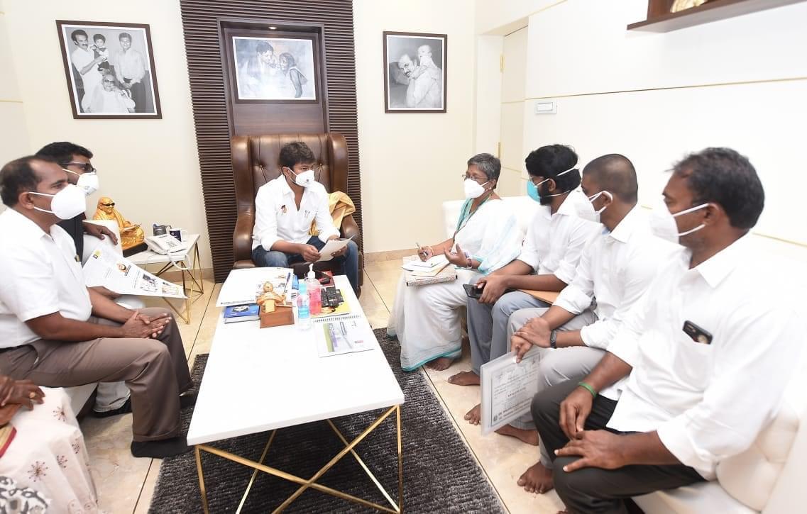 maharajan_dr's tweet photo. Today @Udhaystalin Anna was met by Mrs. Anuradha W/O Dr.Lakshmi Narasimman who fought the battle for improving Tn health care for more than 35 years and died last year after punished by HM C.Vijayabaskar and ADMK Govt for leading the Protest Organised by FOGDA …
1/2 https://t.co/mwTVzvuFxy