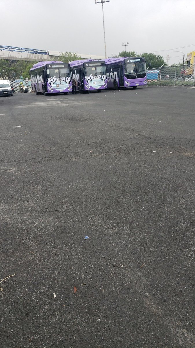 sergioamayajr's tweet photo. @JaimeRdzNL @IMyANL casi 40 minutos en la estación Y griega y no sale el transporte express al aeropuerto. https://t.co/QEcZbG7uBc