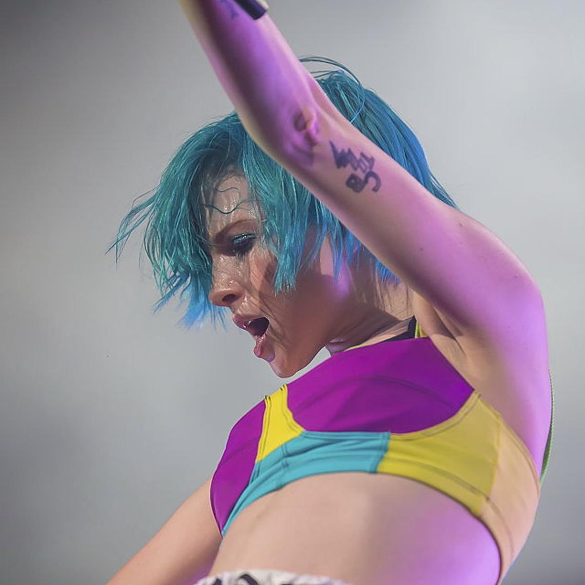 T1NYSPARK's tweet photo. monumentour hayley williams on my mind https://t.co/61itYYmBwx