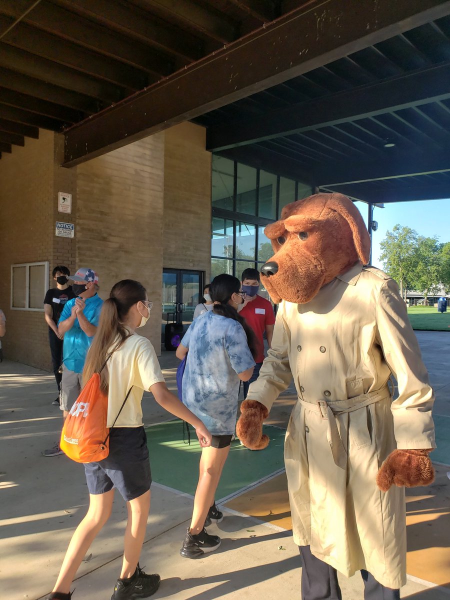 McGruff welcomes kiddos to the first day of Summer Camp. What a awesome way to start
@JubileePark. 
#dpdweinthistogether
#dpdsowingthegoodseed
@DPDChiefGarcia
@DPDSalas @AShawDPD @PaulT @DPDCA @dpdchiefizzy @DPDMadison @DPDAnderson