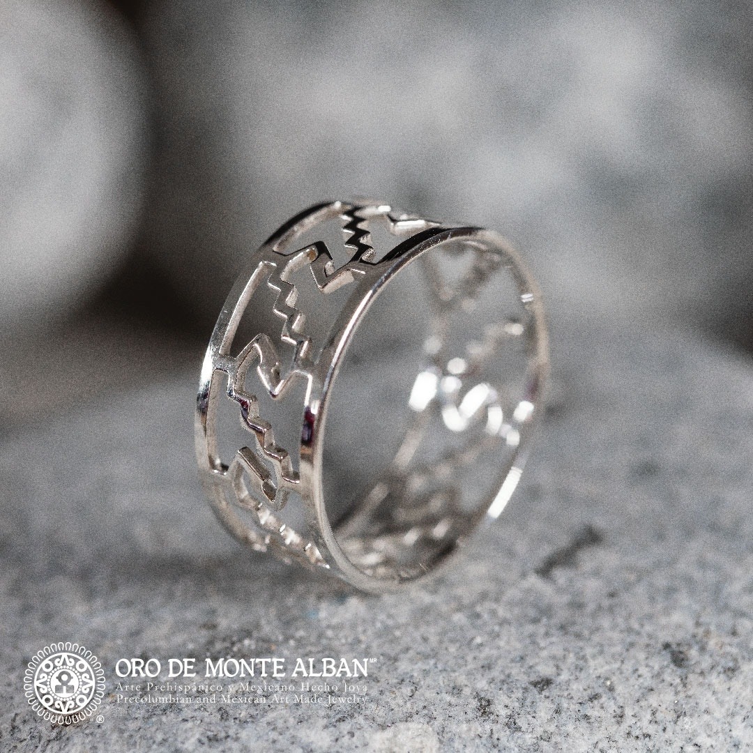 El anillo de <a href="/OrodeMonteAlban/">Oro de Monte Albán</a> representa símbolos milenarios de las culturas del Anáhuac, en donde la luz figura como energía creadora del mundo material. Encuéntralo en #TheShopsAtDowntown. 

📷: Oro de Monte Albán