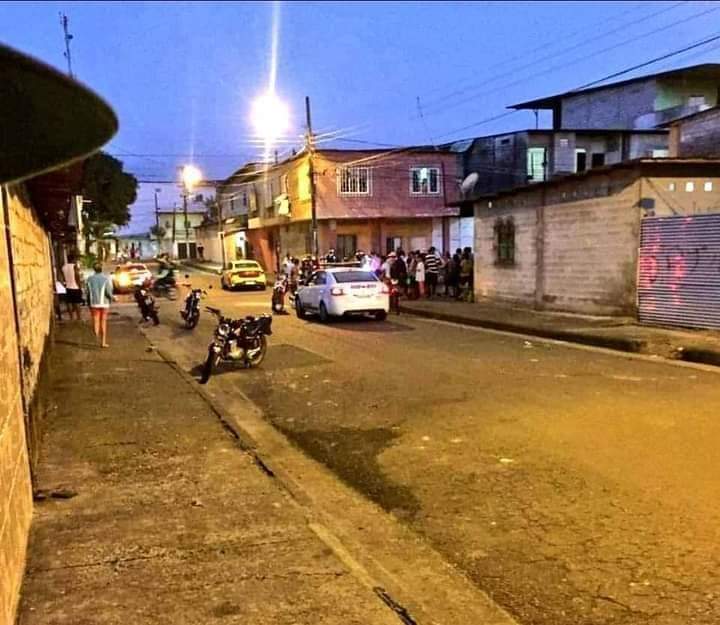 Cinco fallecidos y seis heridos se reportan – hasta el momento- tras una balacera en la parroquia Venus de Río, en el cantón #Quevedo, provincia de #LosRíos. Esta es la ciudad base de las operaciones de la empresa #BigMoney, investigada por la captación ilegal de #dinero