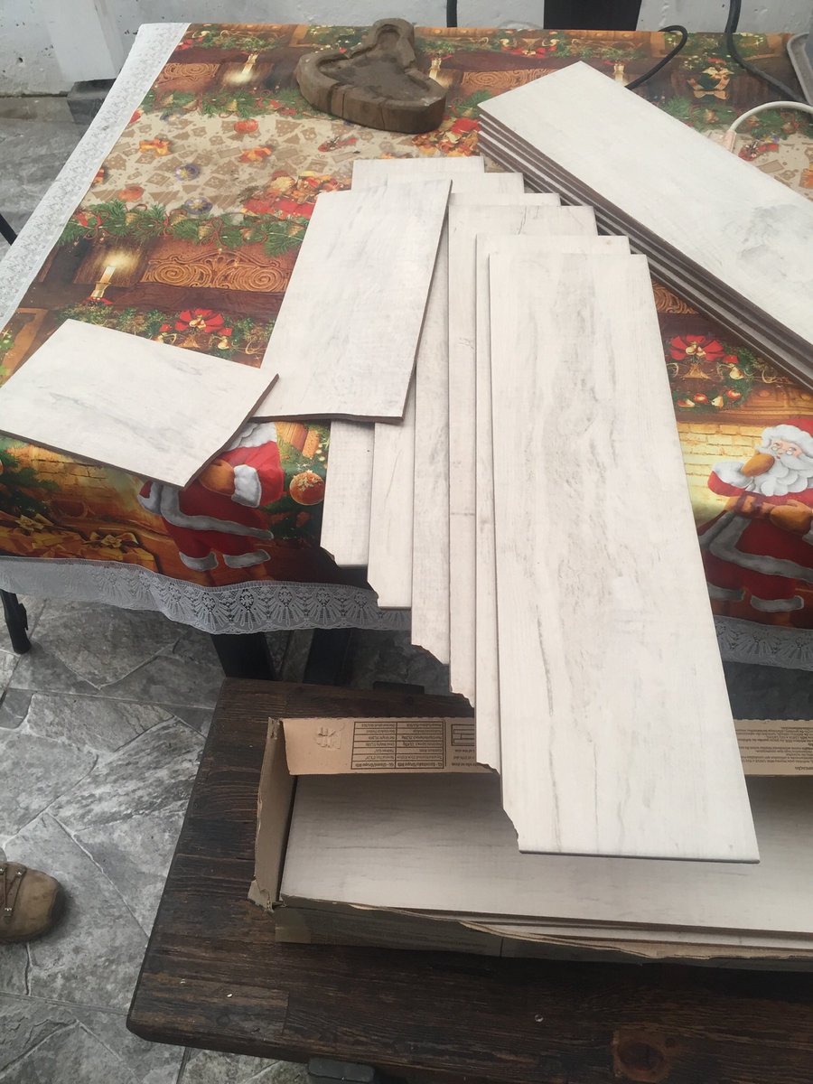 cpaupinto's tweet photo. @SodimacAyuda @homecenter_cl pésimo la calidad del porcelanato de tienda en Sodimac Reñaca no puede ser la cantidad de rotas es muy desagradable que uno compra tres cajas y traigan tal cantidad rota ejemplo de una caja mirar foto esto es robo y pésimo servicio https://t.co/VsIs3t3444