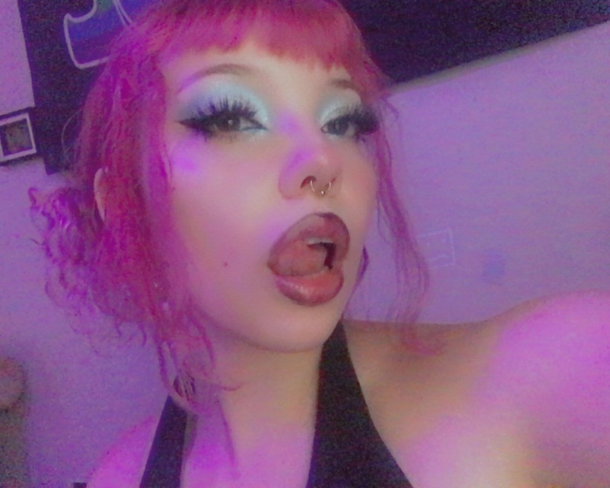 faespit's tweet image. tell me ab your day 💕