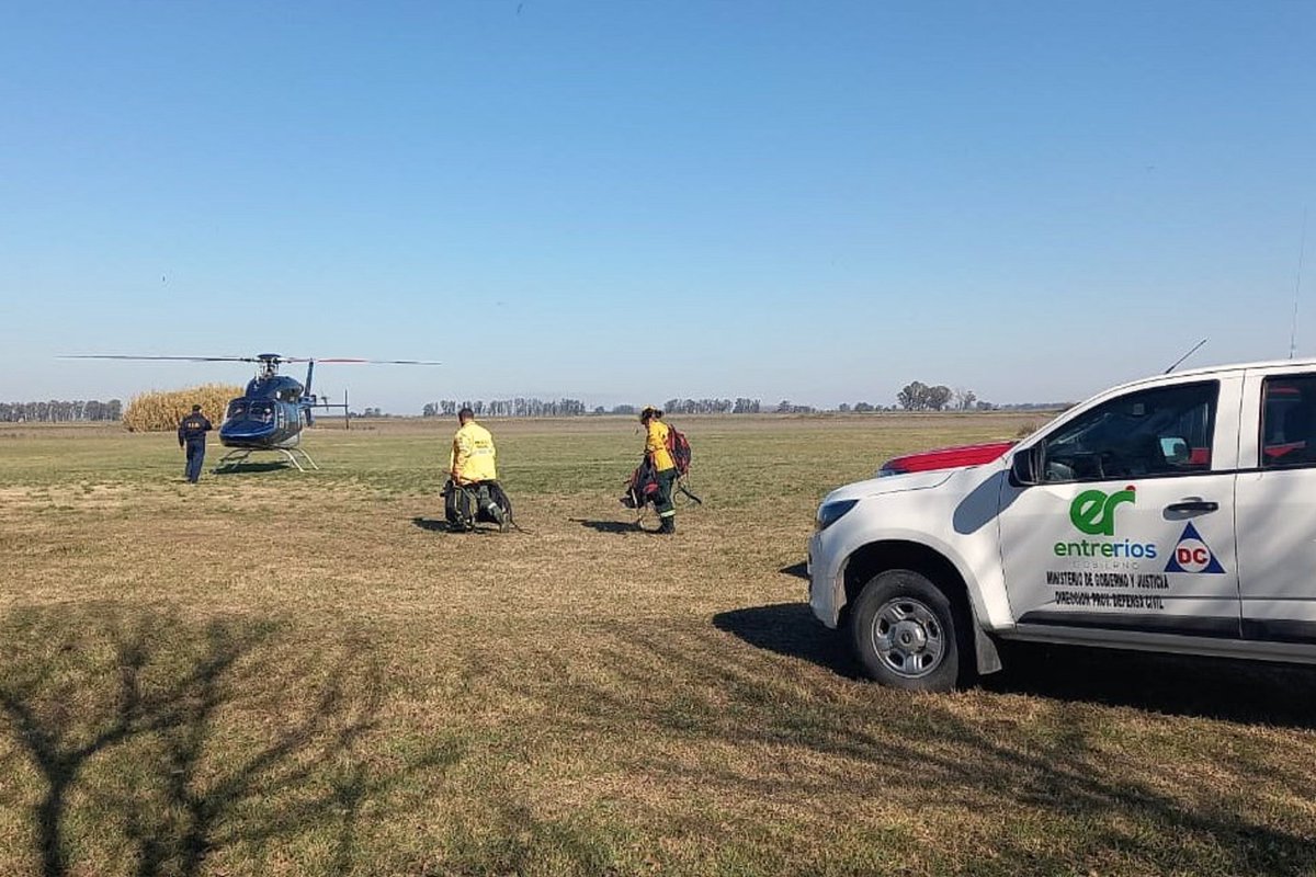 er_ambiente's tweet photo. Brigadistas de la Policía de #EntreRíos, del Plan Provincial de Manejo del Fuego y Bomberos Voluntarios de #Gualeguay trabajaron este lunes en Islas Lechiguanas combatiendo focos ígneos que se detectaron, luego de un vuelo de patrullaje realizado el domingo.

#Delta #Incendios https://t.co/GBuoHruqPu