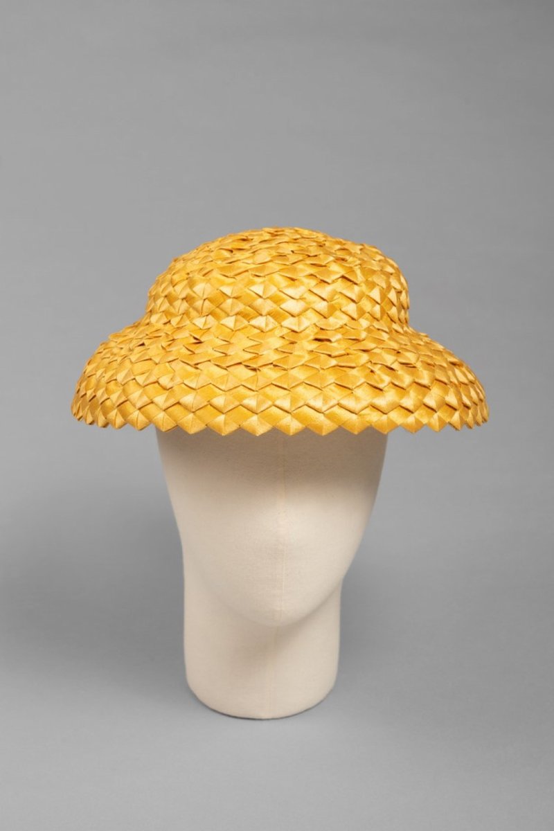 Bcn_SantMarti's tweet photo. 🆒 L'elegància dels barrets de Balenciaga al @museudeldisseny.

La mostra recull més de 80 peces 👒 creades des de finals dels anys trenta fins a finals dels anys seixanta.

📅 L'exposició es pot visitar fins al 3 d'octubre.

ℹ https://t.co/paxKNjbtzG https://t.co/lWg1WhBVV2