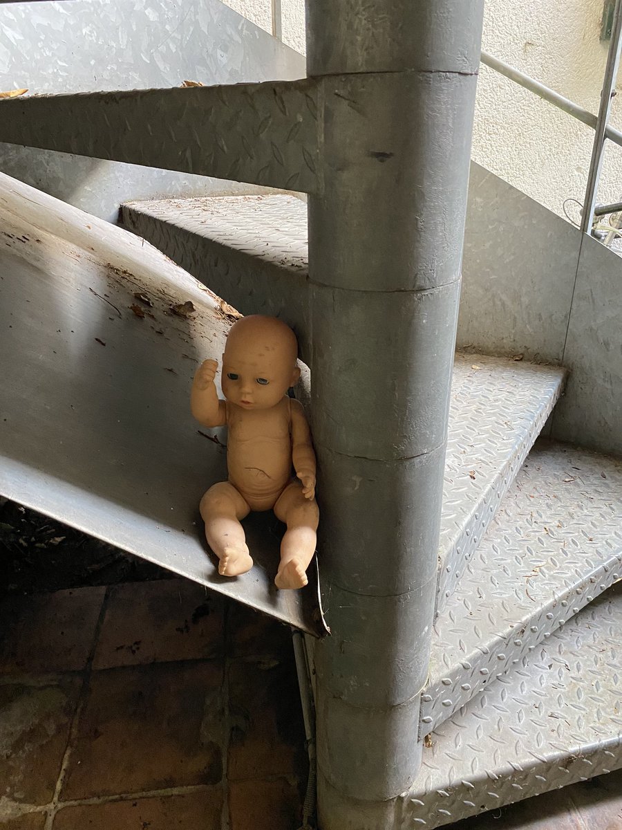 Dans l’entrée d’un pote y’a ça depuis plus d’un an (ça y était quand il a emménagé en fait). J’ai envie de connaître son histoire. Des hypothèses ?