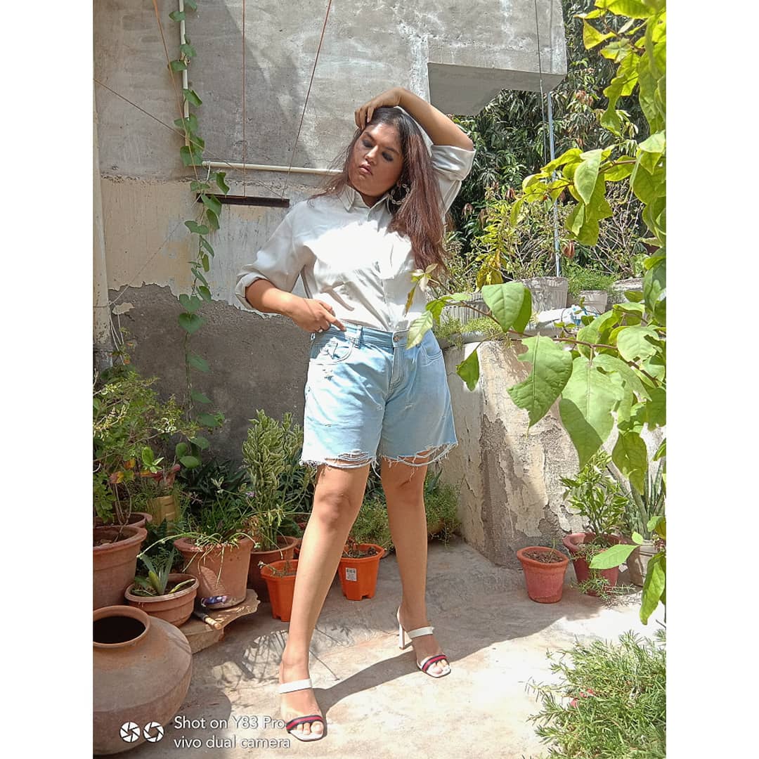 CharanDevanshi's tweet photo. 𝙁𝙚𝙚𝙡 𝙩𝙝𝙚 𝙘𝙖𝙡𝙢 𝙫𝙞𝙗𝙚𝙨 🦋 #whiteshirt #denimshorts #fashion https://t.co/PkvGwbCYT2