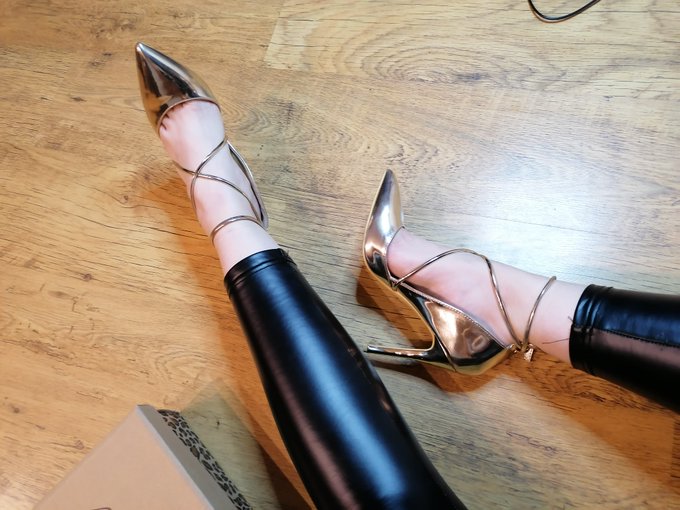 Watch KinkyNavlia's leaked NSFW photo on TwXstars