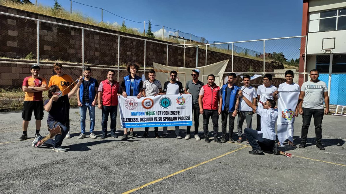 GSB_TatvanGM's tweet photo. Ahlat Gençlik Merkezince yürütülen Maviden Yeşile 1071'den 2023'e Geleneksel Okçuluk ve Su Sporları Projesi kapsamında gönüllü gençlerimiz Okçuluk Eğitimine katılarak ok atmayı öğrendiler.

Proje kapsamında Kano eğitimi alan gençlerimiz Van Gölünün Mavi sularında kürek çektiler. https://t.co/iAuvXh72ec