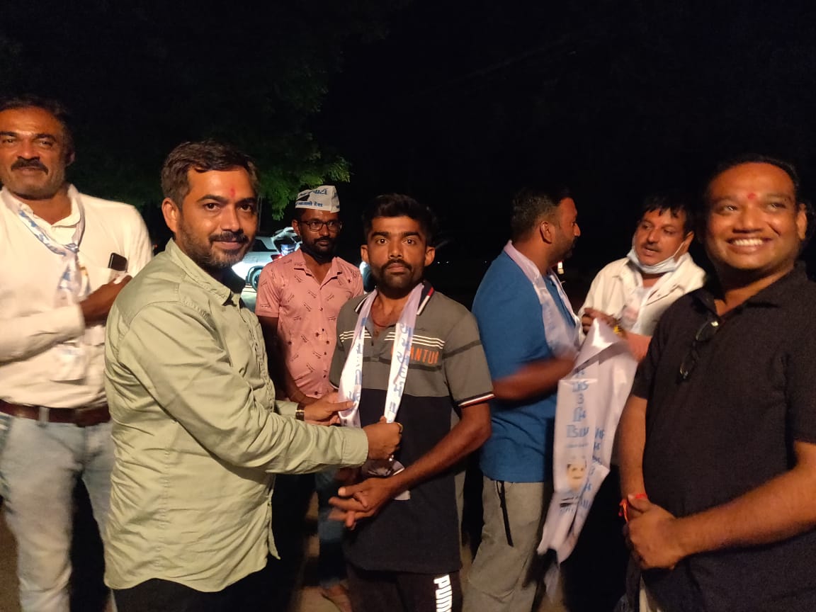 manoj_sorathiya's tweet photo. देर रात 10 बजे जामनगर जिले के शिषाग गांव में सरपंच सहित क्षेत्रीय समाज के युवा बड़ी संख्या में जुड़े। हर कोई गुजरात को मौजूदा हालात को सुधारने के संकल्प के साथ आम आदमी पार्टी से जुड़ रहे है। https://t.co/4ZUnSWMiaQ
