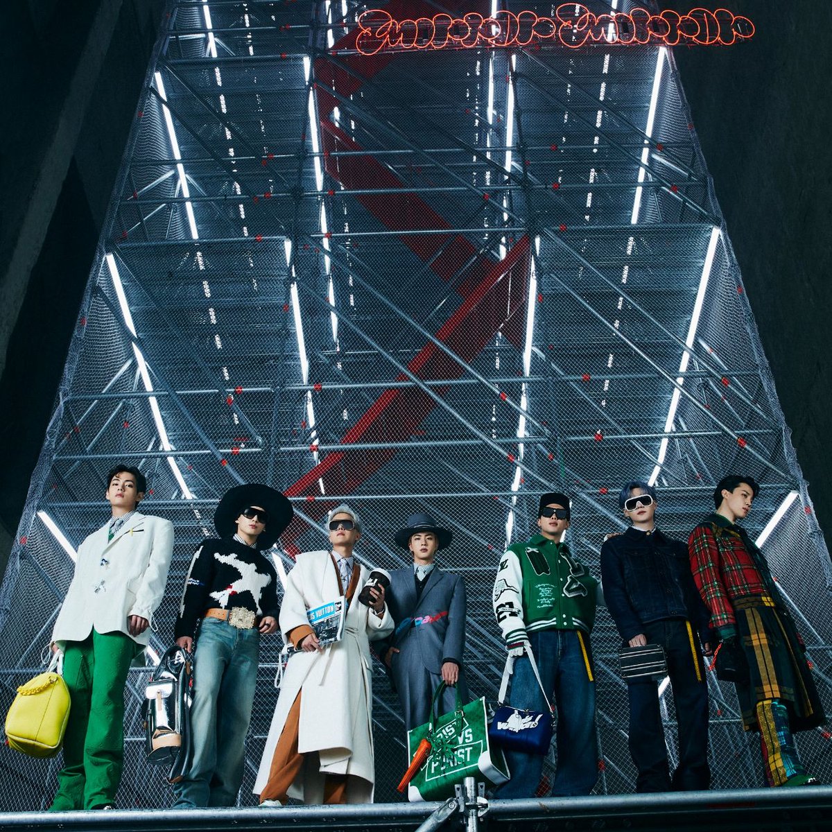 BTSARMYROOMTS1's tweet photo. #BTS #LouieVuitton #japantour https://t.co/1IHWuGNz7V
