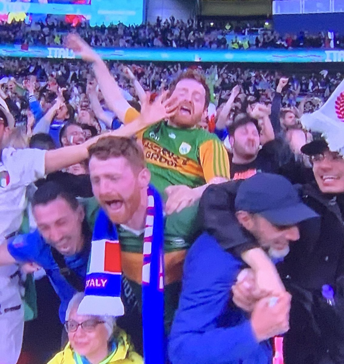 Who are the Kerry men in the middle of the Italian fans tonight 😂😂😂😂😂😂💚