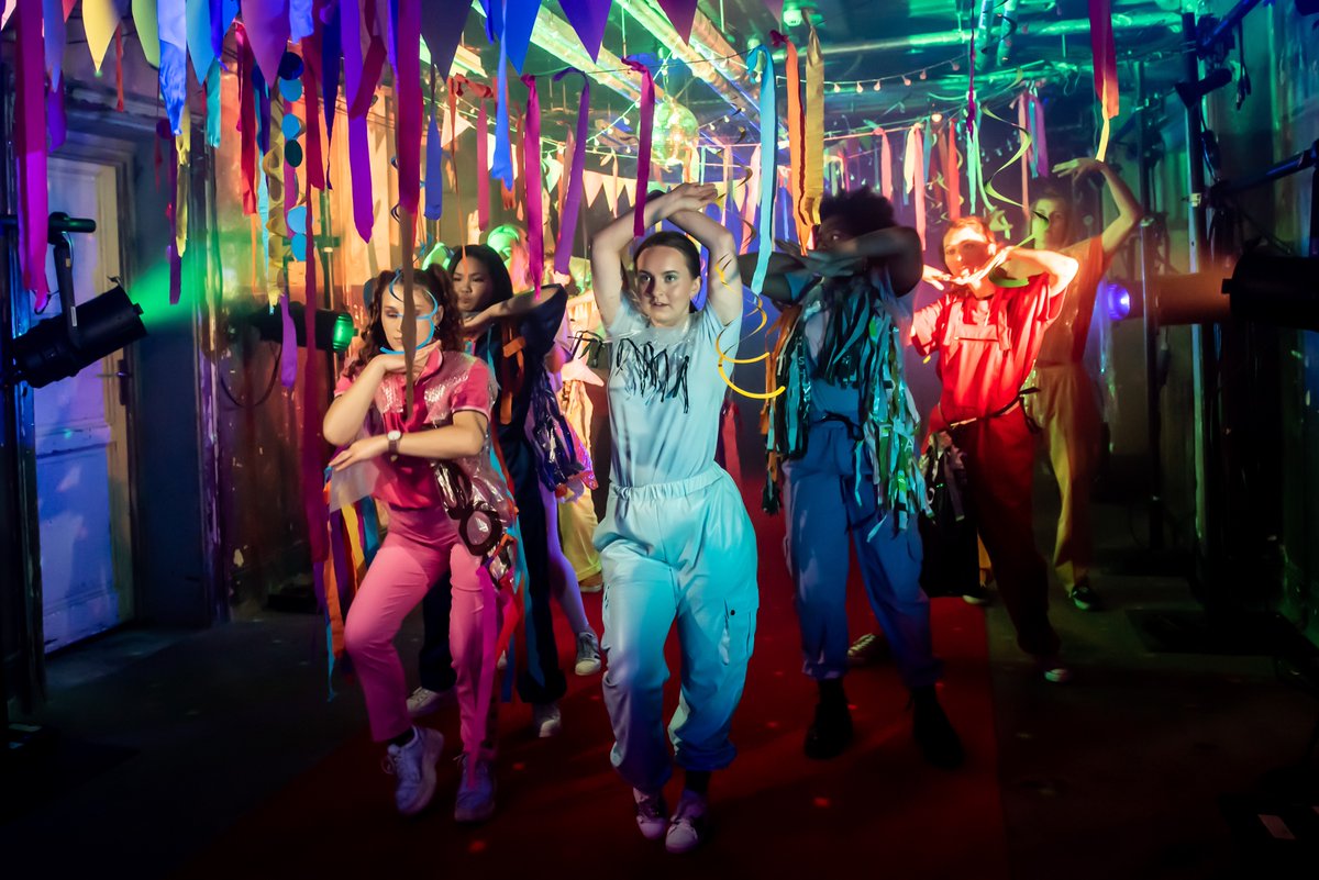 zoe_lafferty's tweet photo. Politicians in playgrounds & billionaires on swings,
build their empires & plan missions to mars,
as forests & now even the sea burn.... #TinyActs
#ClimateAction #ActNow #ClimateCrisis
@CSSDLondon @ShoreditchTH
Photos @lidiacrisafulli https://t.co/4dyskJGKfl