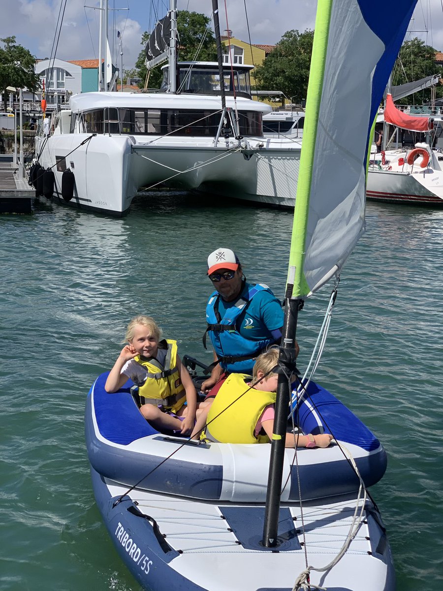 departement17's tweet photo. #TDV17 Nous terminons la journée en vs partageant quelques images des initiations voile légère assurées par le #CDV17, ajd à #LaRochelle . 

Résultats 
😃de beaux sourires 
🌊 0 chute 

Demain, rdv pr le départ de la course &amp; encore + d’anims 
👉 https://t.co/3o4PYH8WZE https://t.co/mXQCYhaD0m