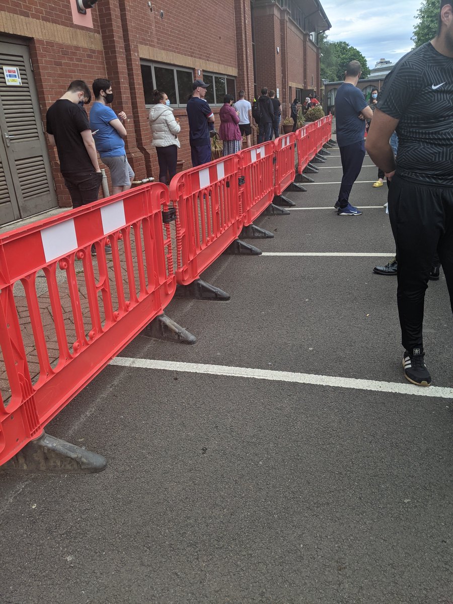 liquidgrain's tweet photo. Curious @NicolaSturgeon- everyone is being encouraged to get Vax. Only 1 Glasgow drop in centre open after 6 (only 2 open until 6). Waited for an hour, got turned away and during that time I counted 13 people enter the building from the drop in queue to get their jab. Shocking! https://t.co/5atDwsYanm