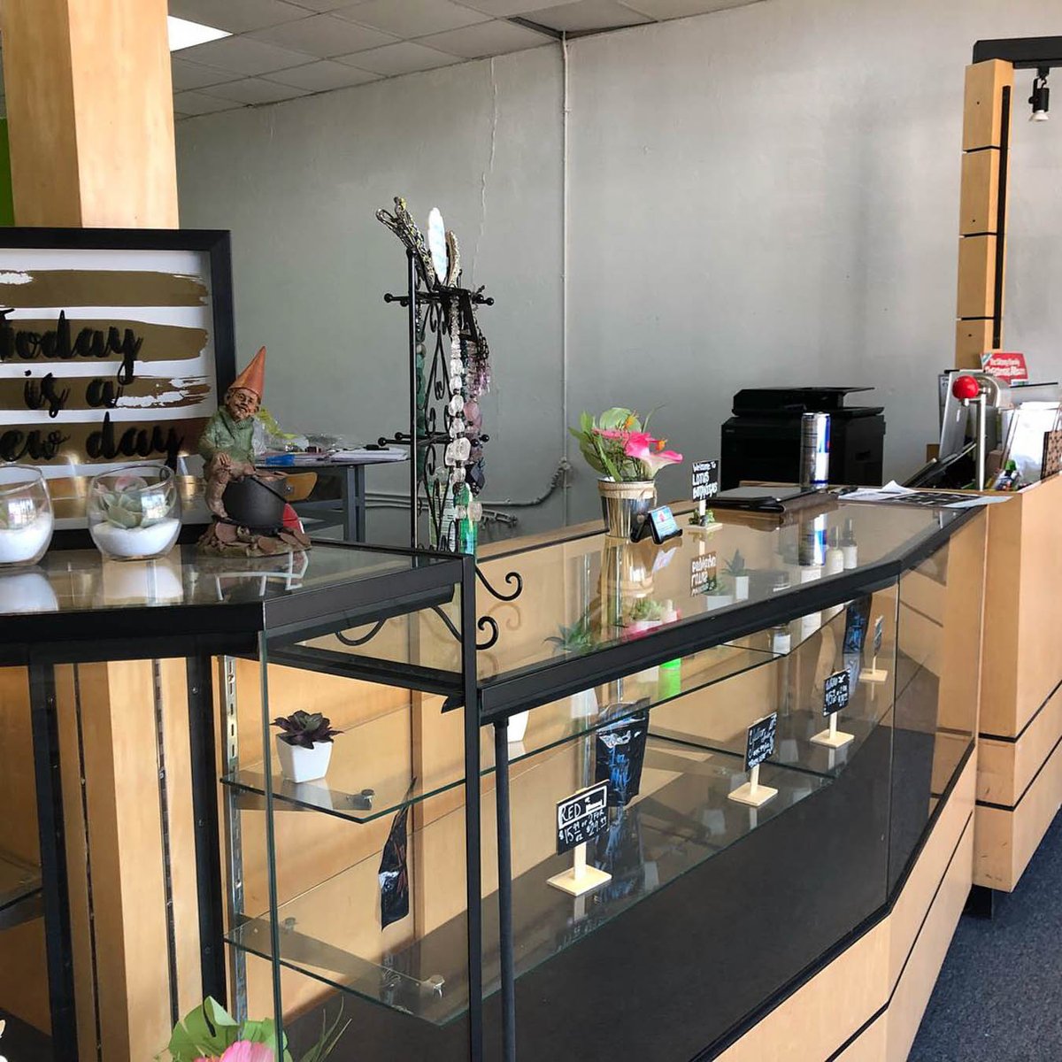 BotanicalsLotus's tweet photo. Visit my website to read up on my services such as CBD Oils, Kratom Tea, and Natural Herbs so you know who to call when you need it! #LotusBotanicals #DelCityOK https://t.co/G95XT4LWTK https://t.co/SKOfmsONhc