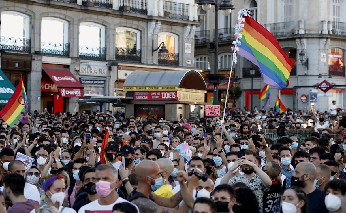 Todo nuestro apoyo a la gente que salió y sale a la calle a protestar por el ASESINATO HOMOFOBO del joven Samuel. Como dice nuestra canción "Se cura mueriendo " 

"Porque vivir nunca fue caminar mirando al suelo"

#OrgulloLGBT #malondarock #justiciaparasamuel #FascismoNuncaMás